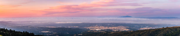 панорамный вид на силиконовую долину и залив сан-франциско на закате; стэнфордский университет, менло-парк, маунтин-вью, редвуд-сити, фостер - mountain view стоковые фото и изображения