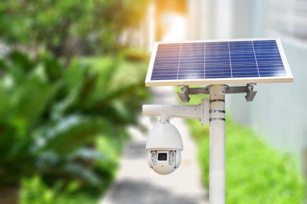 solarzellen-panel wird solarenergie mit speed dome cctv kamerasystem neue technologie 4.0 signal für schaut um sicherheitsbereich für sicher - dome camera security system security stock-fotos und bilder