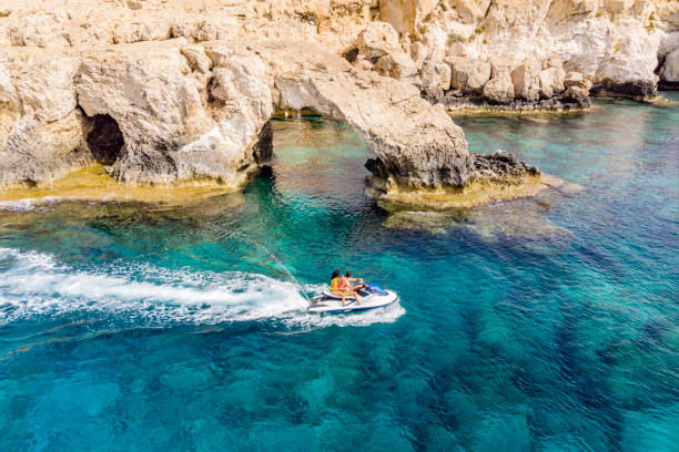 aerial view of the bridge of love or love bridge est situé dans l'une des plus belles attractions touristiques d'ayia napa. jeune couple dans l'amour conduisant un vélo d'eau. - famagusta photos et images de collection