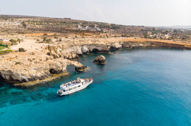 blue lagoon na cyprze wyspa tropikalna plaża morska cavo greco w godzinach porannych. most miłości kamienia naturalnego - greco roman zdjęcia i obrazy z banku zdjęć