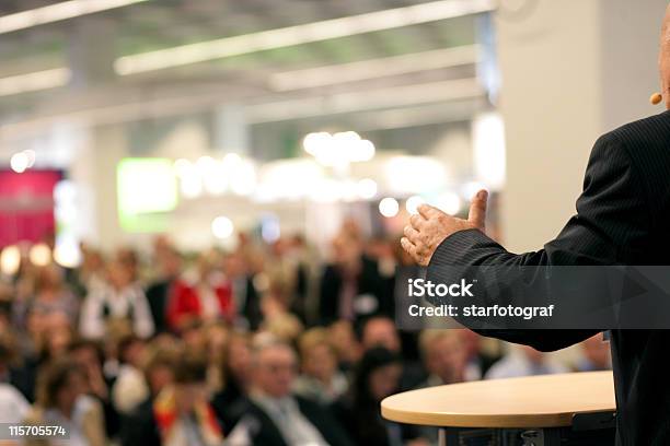 Orator In Öffentlichen Stockfoto und mehr Bilder von Keynote-Ansprache - Keynote-Ansprache, Redner, Mikrofon