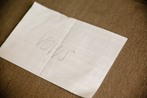 vœux de mariage sur un morceau plié de papier - handmade paper flower single flower rose photos et images de collection