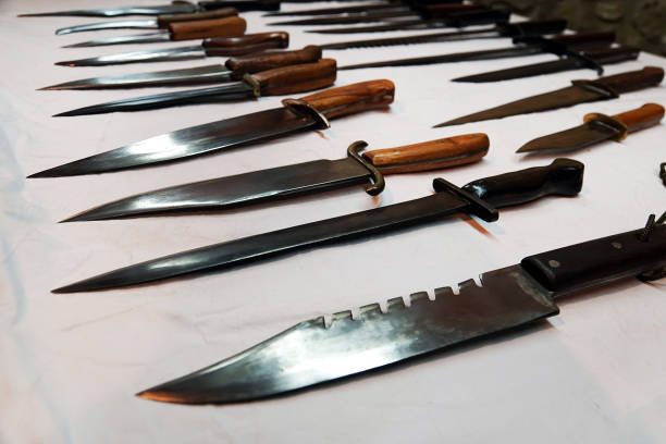手動および工業生産の様々なナイフの展示販売。中世の刃の再建 - knife edge ストックフォトと画像