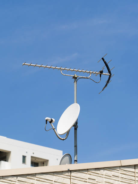 антенна крыши - satellite dish television aerial television house стоковые фото и изображения