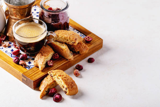 カントゥッチクッキーとコーヒー - biscotti jam biscuit cookie biscuit ストックフォトと画像