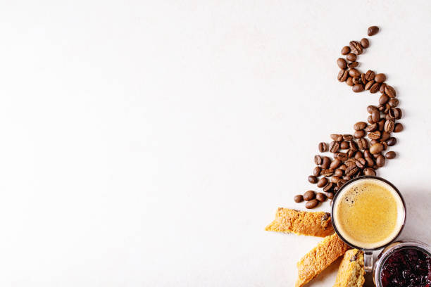クランベリーカントゥッチのエスプレッソコーヒー - biscotti jam biscuit cookie biscuit ストックフォトと画像
