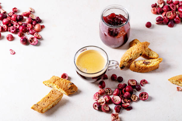 クランベリーカントゥッチのエスプレッソコーヒー - biscotti jam biscuit cookie biscuit ストックフォトと画像