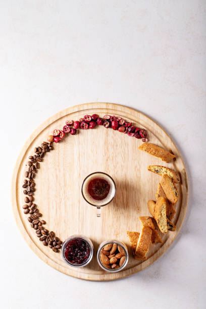 taza de café espresso con cantucci de arándano - biscotti jam biscuit cookie biscuit fotografías e imágenes de stock