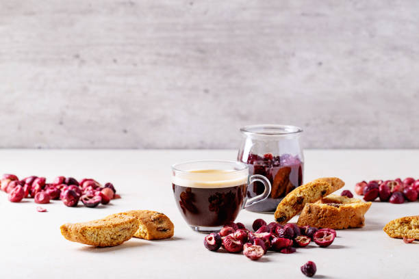 クランベリーカントゥッチのエスプレッソコーヒー - biscotti jam biscuit cookie biscuit ストックフォトと画像