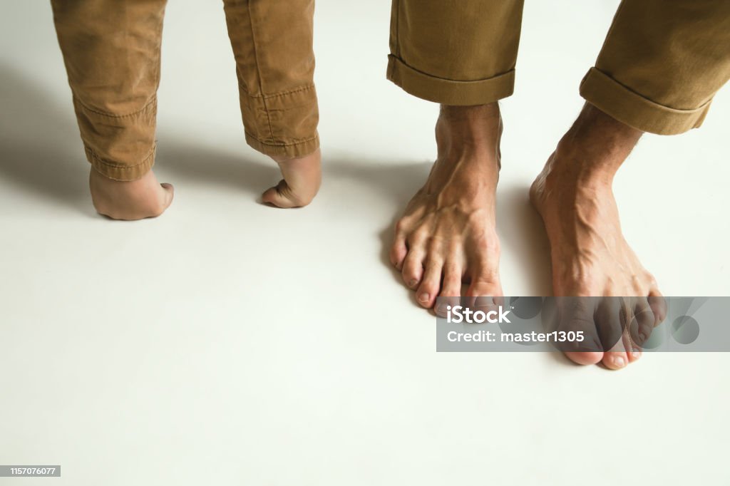 Patas de la familia sobre fondo de estudio blanco, padre e hijo - Foto de stock de Amor - Sentimiento libre de derechos