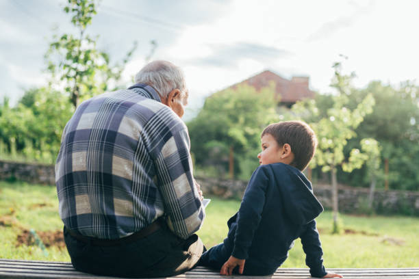 nonno e nipote all'aperto. - great grandson foto e immagini stock