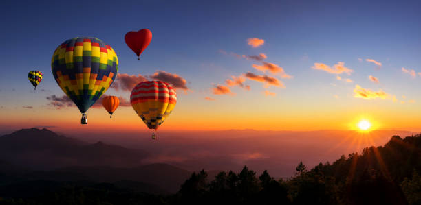 globos de aire caliente con montaña paisajística. - hill dusk sunset heat haze fotografías e imágenes de stock