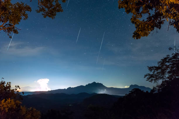 pioggia di meteoriti gemelli - sciame meteorico geminidi immagine foto e immagini stock
