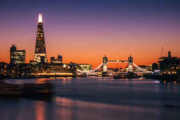 exposição longa, skyline iluminada da cidade de londres - london england financial district england long exposure - fotografias e filmes do acervo
