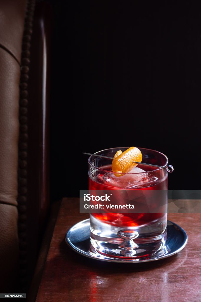 Cóctel Negroni Con Ginebra Rojo Y Campari Sobre Hielo Con Twist Naranja En Dark Luxurious Bar Foto de stock y más banco de Cóctel - Bebida alcohólica iStock