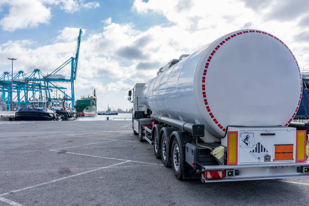Tanker truck dangerous goods Tanker truck waiting for supply to ship in the laundry fuel truck photos stock pictures, royalty-free photos & images