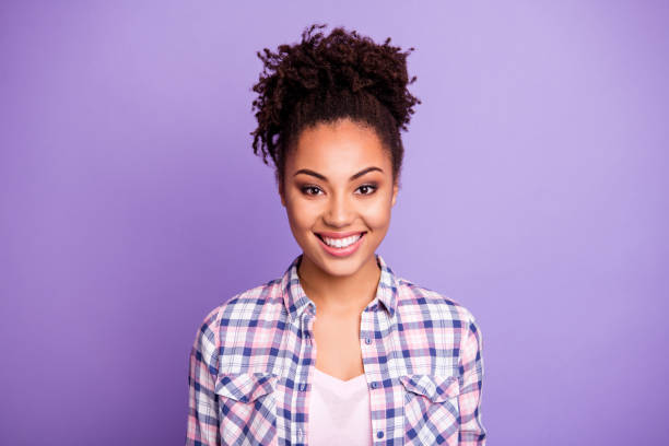彼女の素敵な見栄えのかわいい魅力的な輝きのクローズアップポートレートは、紫色のパステルの背景の上に隔離チェックのシャツを着て素敵な愛らしい陽気な陽気な陽気な髪の女の子 - african descent women american culture human hair ストックフォトと画像
