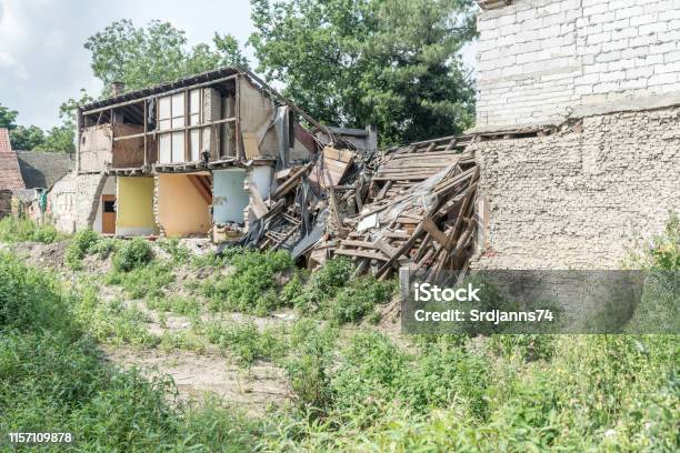 Restos De Huracán O Terremoto Después De Desastres Daños En Casas Viejas En Ruinas Con Techo Y Pared Colapsados Foto de stock y más banco de imágenes de Derribado