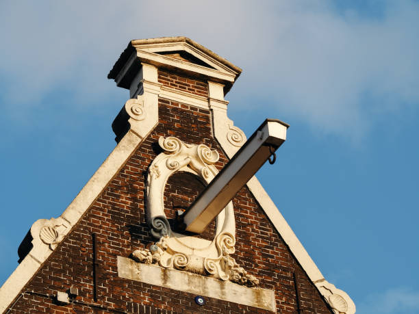 giebelende eines typischen hauses in amsterdam - gable end stock-fotos und bilder