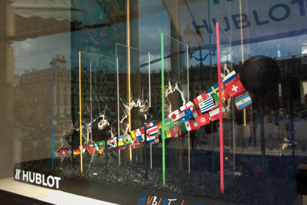 mostrar horarios de tienda hublot en la place vendome en parís - lens fotografías e imágenes de stock