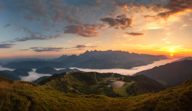 alpen bei sonnenaufgang mit nebel - dachsteingebirge stock-fotos und bilder