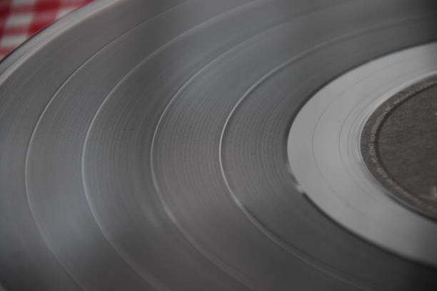 vinyl lp record close-up grooves muziek formaat analoog - lp jazz stockfoto's en -beelden