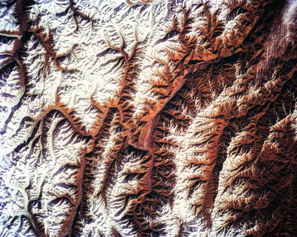 neve e maciços cobertos de gelo na grande escala de karakorum de india norte. elementos desta imagem fornecida pela nasa. - himalayas mountain aerial view mountain peak - fotografias e filmes do acervo