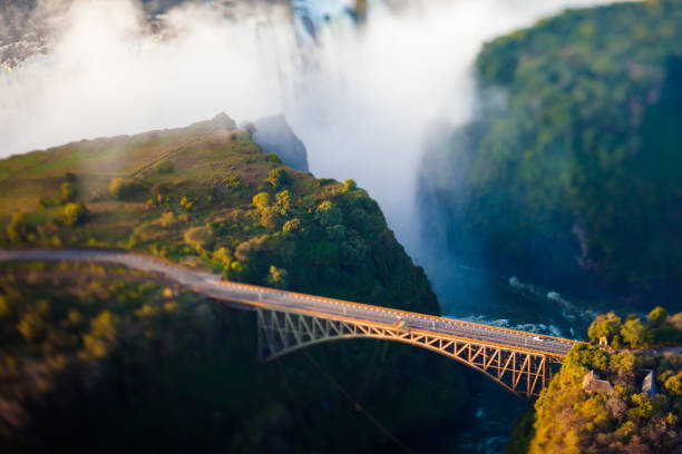 ビクトリアの滝に架かる橋 - victoria falls waterfall zimbabwe zambia ストックフォトと画像