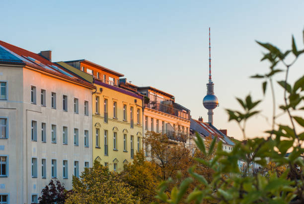 berlin prenzlauer berg - row house townhouse house in a row photos et images de collection