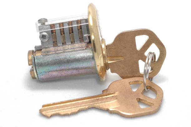 fechamento do cutaway com chave errada - isolated brass key macro - fotografias e filmes do acervo