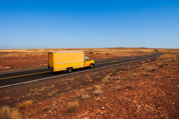 желтый движущийся грузовик в пустыне - moving van стоковые фото и изображения
