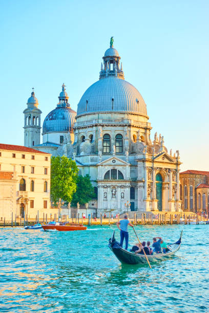 der canal grande in venedig - gondel stock-fotos und bilder