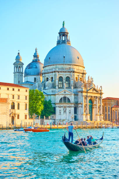 il canal grande a venezia - gondola foto e immagini stock
