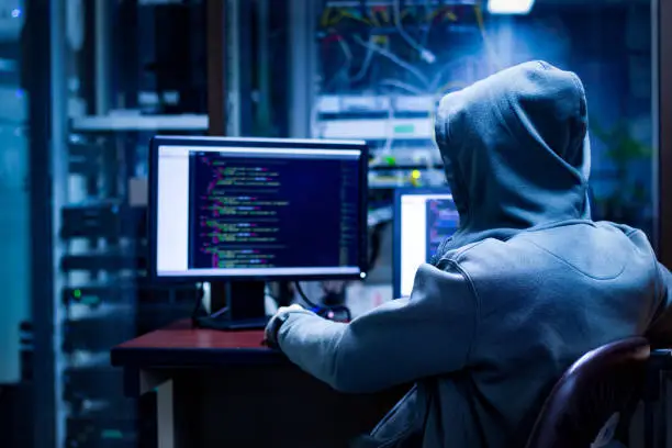 Photo of Hackers often lurk in the target company to steal important information. And they usually act in the dark. There are only lit by fluorescent tubes.