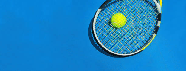 青いハードテニスコートにラケットとテニスボールを備えた夏のスポーツコンセプト。 - action activity sport closed ストックフォトと画像