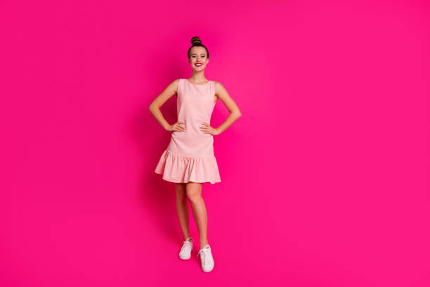 Full length body size view of her she nice-looking charming attractive lovely lovable glamorous, cheerful cheery slim fit thin girl hands on hips isolated on bright vivid shine pink fuchsia background vista de tamaño del cuerpo de longitud completa de su ella agradable-aspecto encantador encantador encantador adorable adorable glamour alegre alegre agradable ajuste delgado niña delgada manos en las caderas aisladas en brillante brillo rosa fucsia fond