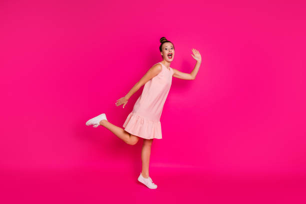 Full length body size profile side view of her she nice charming attractive lovely cheerful slim fit thin girl, hurrying rush hour having fun isolated on bright vivid shine pink fuchsia background vista lateral del perfil del tamaño del cuerpo de longitud completa de ella ella encantadora encantadora encantadora encantadora agradable y agradable ajuste delgado chica apresurada hora punta divirtiéndose aislado en brillante brillo vivo rosa fucsia f