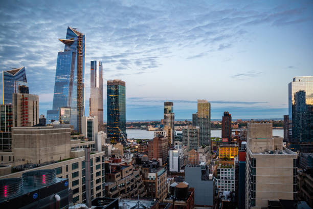マンハッタンの超高層ビル、ニューヨーク市、曇りの春の日の航空写真 - overcast day new york city manhattan ストックフォトと画像