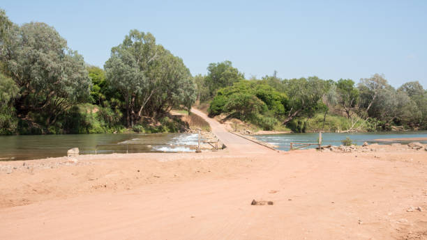 cruzamento do rio de daly - northern territory australia beach wilderness area - fotografias e filmes do acervo