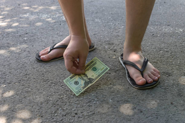 pés do close up de um adolescente que pegara uma cédula dólares americanos - twenty dollar bill human hand paper currency number 20 - fotografias e filmes do acervo