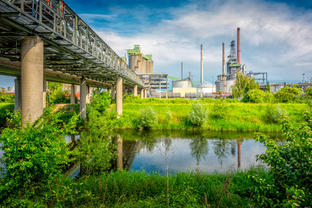 przemysł wzdłuż potoku - storage tank silo chemical factory zdjęcia i obrazy z banku zdjęć