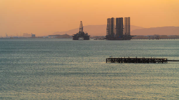 нефтяные платформы в море на закате - oil rig brazil oil industry petroleum стоковые фото и изображения