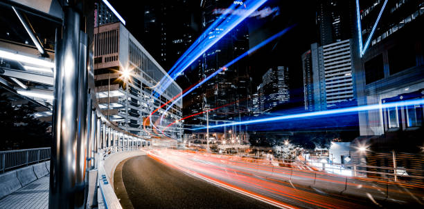 auto in strada con luce sfocata - hong kong night motion city foto e immagini stock