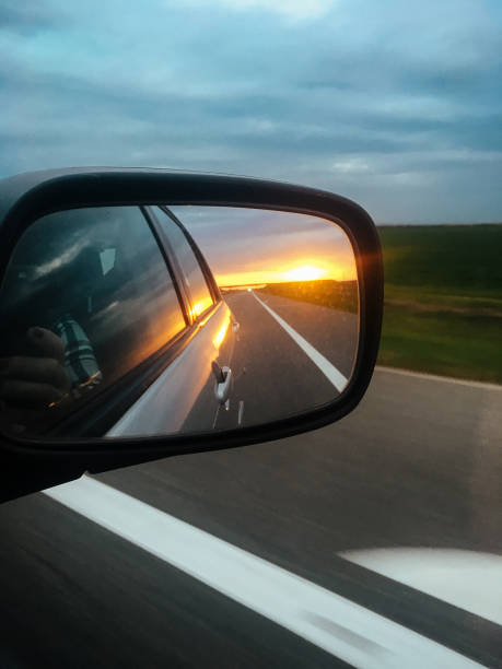 sol que se refleja en el espejo retrovisor - rear view mirror car mirror sun fotografías e imágenes de stock