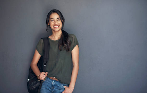 she's a model student - estudante universitária imagens e fotografias de stock