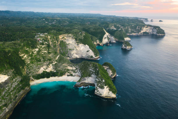 scenic aerial view of kelingking beach on nusa penida - nusa lembongan bali island beach imagens e fotografias de stock