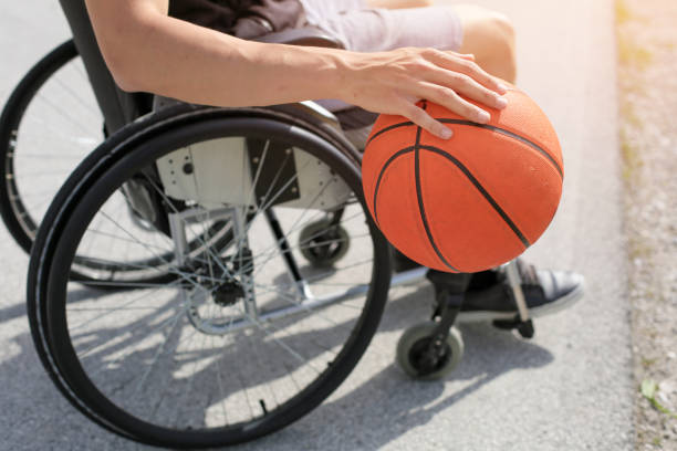 giocatore di basket disabile su sedia a rotelle - basket su sedia a rotelle foto e immagini stock