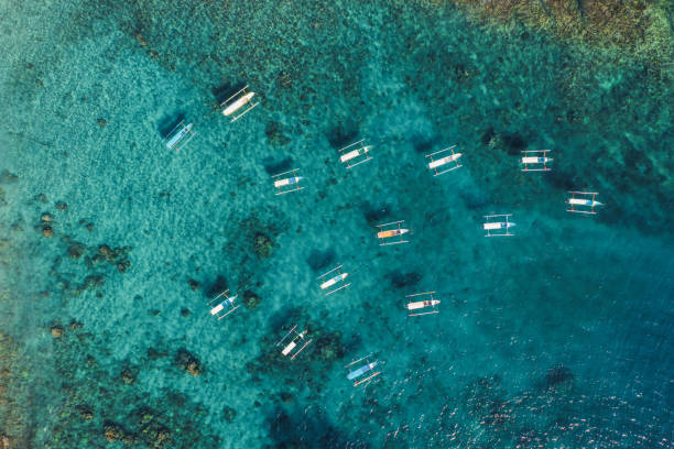 scenic aerial view of seaside on nusa penida - nusa lembongan bali island beach imagens e fotografias de stock