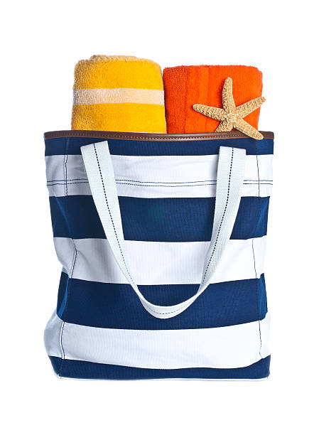 strandtasche mit bunte handtücher und seestern - strandtasche stock-fotos und bilder