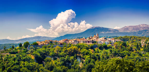 вид на средневековую деревню сен-поль-де-венс, прованс, франция - european culture provence alpes cote dazur france western europe стоковые фото и изображения